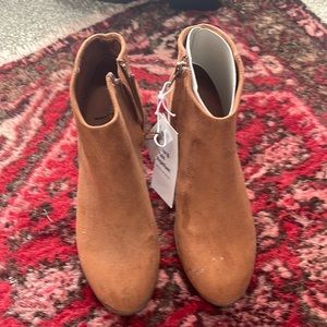 Old navy cognac brown suede booties size 6.5 new with tags